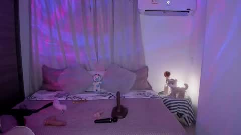 Snapshot of emilyrosss_ chatting on January 14, 5:08 am EMILY online show from January 14, 5:08 am
