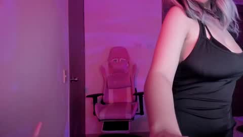 Snapshot of emilyrosss_ chatting on February 25, 2:03 am EMILY online show from February 25, 2:03 am