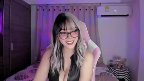 Snapshot of emilyrosss_ chatting on December 2, 9:54 am EMILY online show from December 2, 9:54 am