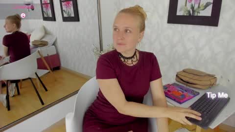 Snapshot of emilysumer chatting on January 25, 1:32 am Summer 3 online show from January 25, 1:32 am