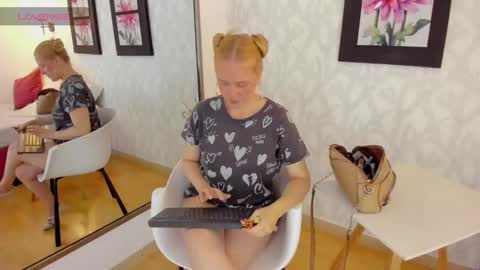 Snapshot of emilysumer chatting on January 26, 10:46 pm Summer 3 online show from January 26, 10:46 pm