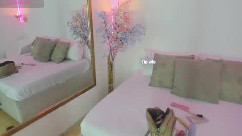 Snapshot of emilysumer chatting on February 8, 10:40 pm Summer 3 online show from February 8, 10:40 pm