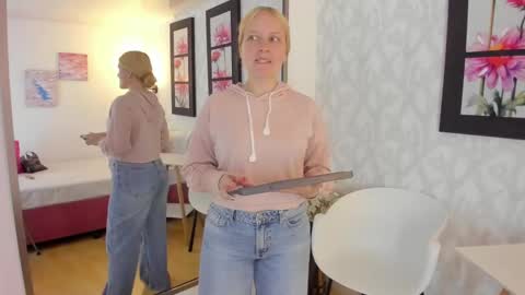 Snapshot of emilysumer chatting on February 12, 9:33 pm Summer 3 online show from February 12, 9:33 pm