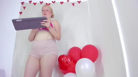 Snapshot of emilysumer chatting on February 15, 2:37 am Summer 3 online show from February 15, 2:37 am