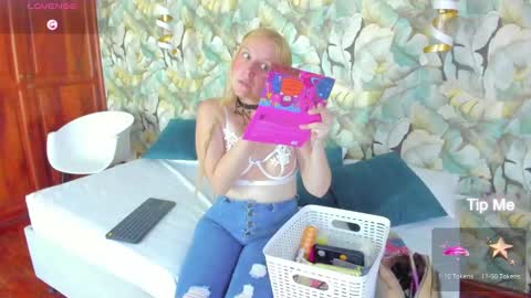 Snapshot of emilysumer chatting on January 21, 9:04 pm Summer 3 online show from January 21, 9:04 pm