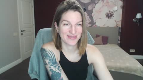 Snapshot of emilywalkers chatting on February 5, 7:50 am EmilyWalkers online show from February 5, 7:50 am