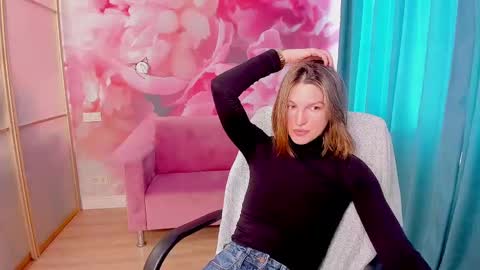Snapshot of emilywalkers chatting on February 16, 7:15 am EmilyWalkers online show from February 16, 7:15 am