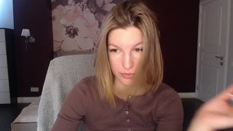 Snapshot of emilywalkers chatting on January 8, 7:55 am EmilyWalkers online show from January 8, 7:55 am