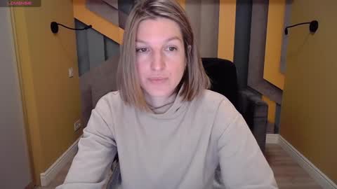 Snapshot of emilywalkers chatting on December 18, 8:09 am EmilyWalkers online show from December 18, 8:09 am