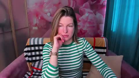 Snapshot of emilywalkers chatting on February 25, 7:52 am EmilyWalkers online show from February 25, 7:52 am