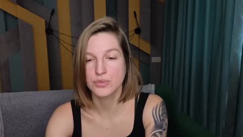 Snapshot of emilywalkers chatting on December 22, 7:33 am EmilyWalkers online show from December 22, 7:33 am