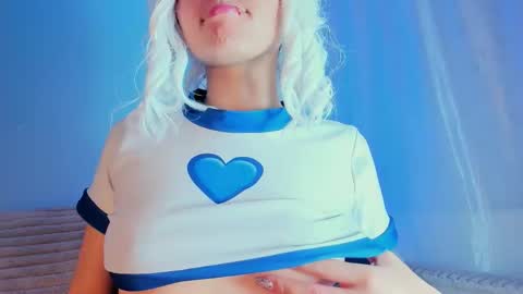 Snapshot of emilywithe_ chatting on October 15, 12:13 am online show from October 15, 12:13 am