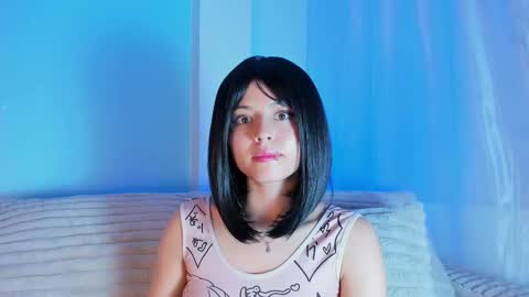 Snapshot of emilywithe_ chatting on October 1, 1:43 am online show from October 1, 1:43 am