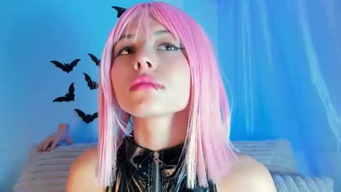 Snapshot of emilywithe_ chatting on October 19, 12:12 am online show from October 19, 12:12 am