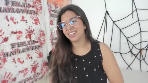 Snapshot of emilyy_cooperr chatting on October 18, 12:52 pm emilyy_cooperr online show from October 18, 12:52 pm