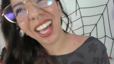 Snapshot of emilyy_cooperr chatting on October 15, 12:19 pm emilyy_cooperr online show from October 15, 12:19 pm