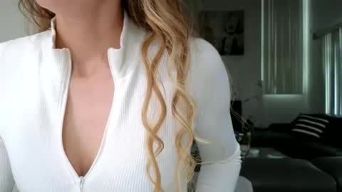 Snapshot of emilyy_miller chatting on October 22, 9:53 pm emilly online show from October 22, 9:53 pm