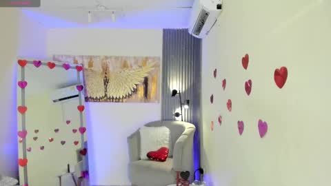 Snapshot of emma_alice_ chatting on February 22, 11:24 am Alice online show from February 22, 11:24 am