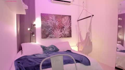 Snapshot of emma_alice_ chatting on October 8, 12:20 pm Alice online show from October 8, 12:20 pm