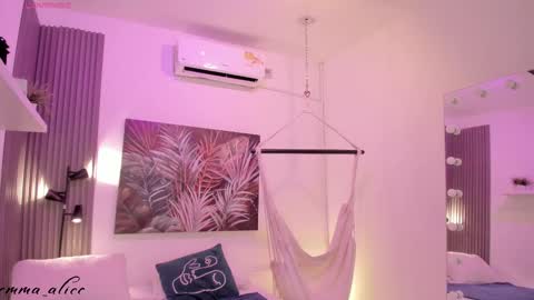 Snapshot of emma_alice_ chatting on October 3, 12:32 pm Alice online show from October 3, 12:32 pm