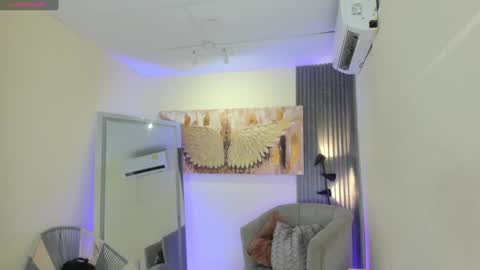 Snapshot of emma_alice_ chatting on January 9, 12:09 pm Alice online show from January 9, 12:09 pm