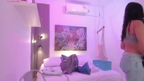 Snapshot of emma_alice_ chatting on October 23, 12:11 pm Alice online show from October 23, 12:11 pm