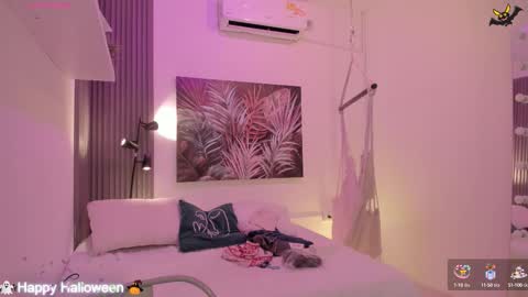 Snapshot of emma_alice_ chatting on October 10, 12:32 pm Alice online show from October 10, 12:32 pm