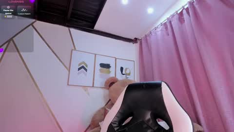 Snapshot of emma_carterr1 chatting on February 15, 6:33 pm pau online show from February 15, 6:33 pm