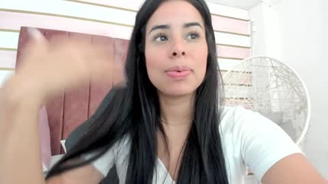 Snapshot of emma_castilloo chatting on January 19, 4:04 pm Emma Castillo online show from January 19, 4:04 pm