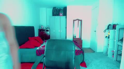 Snapshot of emma_diva chatting on December 24, 11:33 pm emma online show from December 24, 11:33 pm