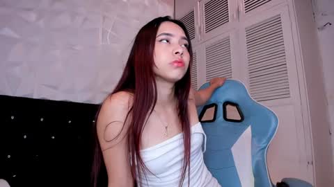 Snapshot of emma_dl2 chatting on December 26, 5:30 pm emma_dl2 online show from December 26, 5:30 pm