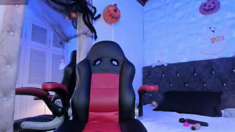 Snapshot of emma_dl2 chatting on October 31, 4:11 pm emma_dl2 online show from October 31, 4:11 pm