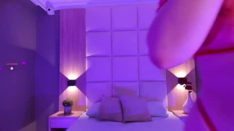 Snapshot of emma_fhox chatting on October 28, 2:39 am E M M A online show from October 28, 2:39 am