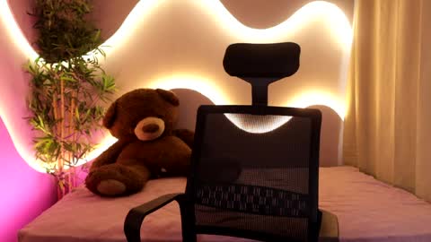 Emma online show from April 2, 9:34 pm