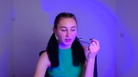 Snapshot of emma_loon chatting on December 5, 6:10 am Emma online show from December 5, 6:10 am