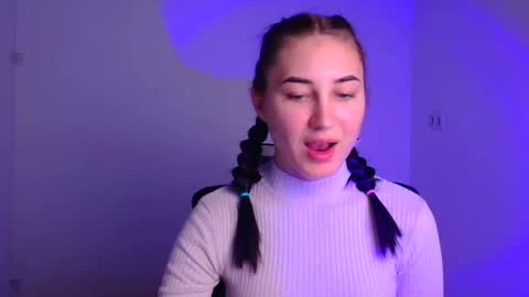 Snapshot of emma_loon chatting on December 4, 12:25 pm Emma online show from December 4, 12:25 pm
