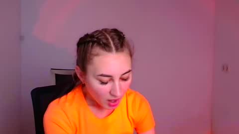 Snapshot of emma_loon chatting on December 23, 6:11 am Emma online show from December 23, 6:11 am
