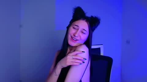 Snapshot of emma_loon chatting on December 5, 6:44 pm Emma online show from December 5, 6:44 pm