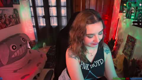 Snapshot of emma_luna059 chatting on December 5, 9:39 pm LUNA online show from December 5, 9:39 pm