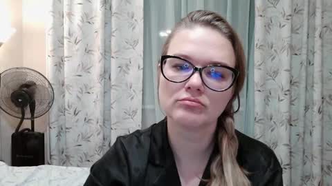 emma_misty_ online show from December 3, 6:10 pm