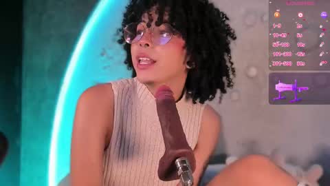 Snapshot of emma_nakamura chatting on October 8, 10:52 am online show from October 8, 10:52 am