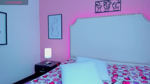 Snapshot of emma_whitee_ chatting on October 18, 4:10 pm emma_whitee_ online show from October 18, 4:10 pm