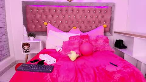 Snapshot of emma_wilder chatting on February 22, 9:10 pm neko online show from February 22, 9:10 pm