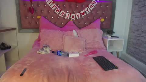 Snapshot of emma_wilder chatting on February 9, 8:45 pm neko online show from February 9, 8:45 pm