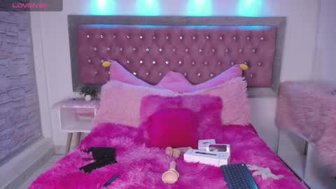 Snapshot of emma_wilder chatting on December 4, 8:40 pm neko online show from December 4, 8:40 pm