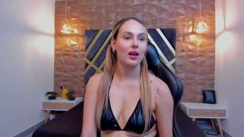 Snapshot of emmaa_white_ chatting on October 28, 6:35 pm EMMA online show from October 28, 6:35 pm