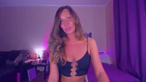 Snapshot of emmaabramson chatting on October 15, 7:27 pm Emma online show from October 15, 7:27 pm