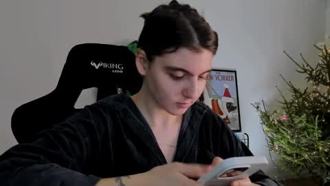 Snapshot of emmamon chatting on December 26, 8:21 pm Emma online show from December 26, 8:21 pm