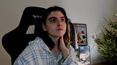 Snapshot of emmamon chatting on December 30, 7:21 pm Emma online show from December 30, 7:21 pm
