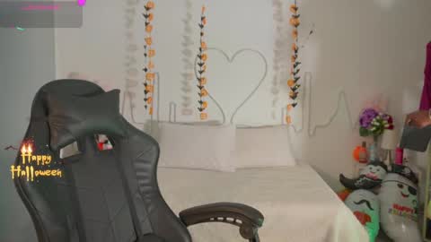 Snapshot of emmasanzoficial chatting on October 30, 11:33 am Sara online show from October 30, 11:33 am